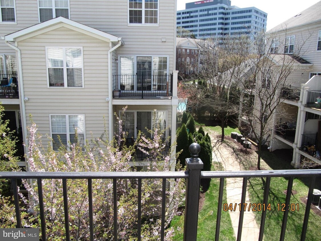 1597 Leeds Castle Dr Unit 202, Vienna, VA 22182 Condo for Rent in