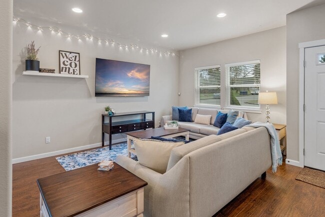 Foto del edificio - Central Tacoma home - 3 bedroom 2.5 bathroom with 2 Car garage and nice yard - Available May 2026.