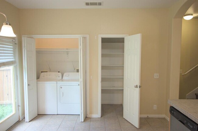 Building Photo - 2404 Allred Dr