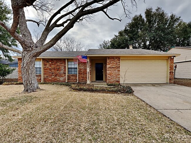 Building Photo - 1005 Llano Trail