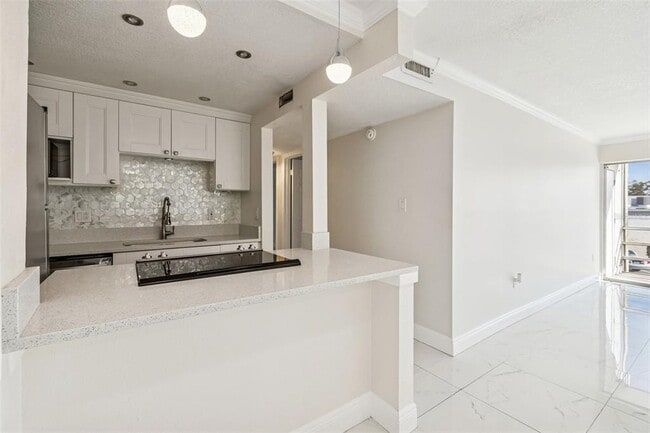 Building Photo - 2302 S Manhattan Ave