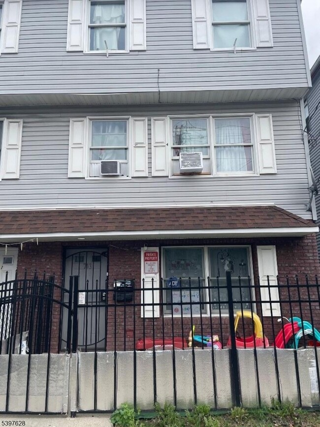 Building Photo - 743 E 18th St