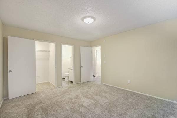 Building Photo - Royal Pines