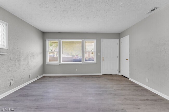 Building Photo - 14320 Glendale Ave