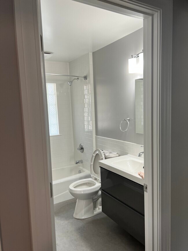 Bath - 1315 Orchard Ave