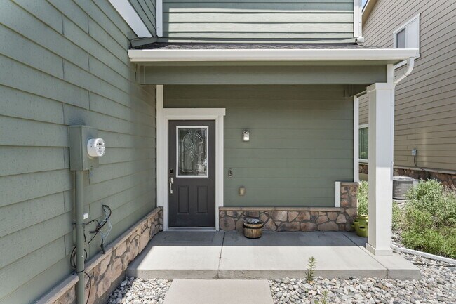Building Photo - Updated 3-Bedroom Townhome with Private Ya...
