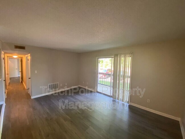 Building Photo - 847 Farmhurst Dr