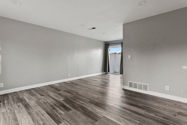 Building Photo - Fully-Remodeled 2-Bed Townhouse in Hunting...