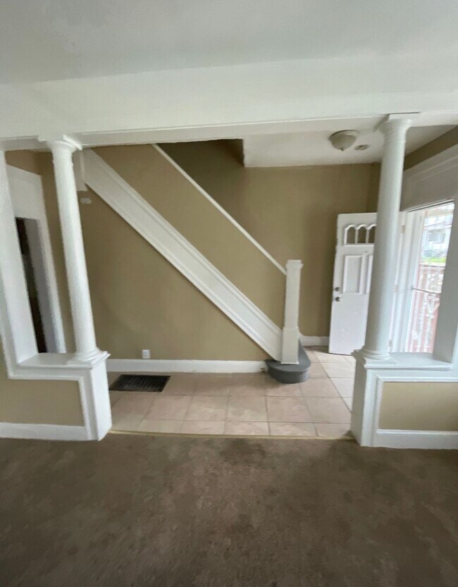 Building Photo - 3005 Oakford Ave