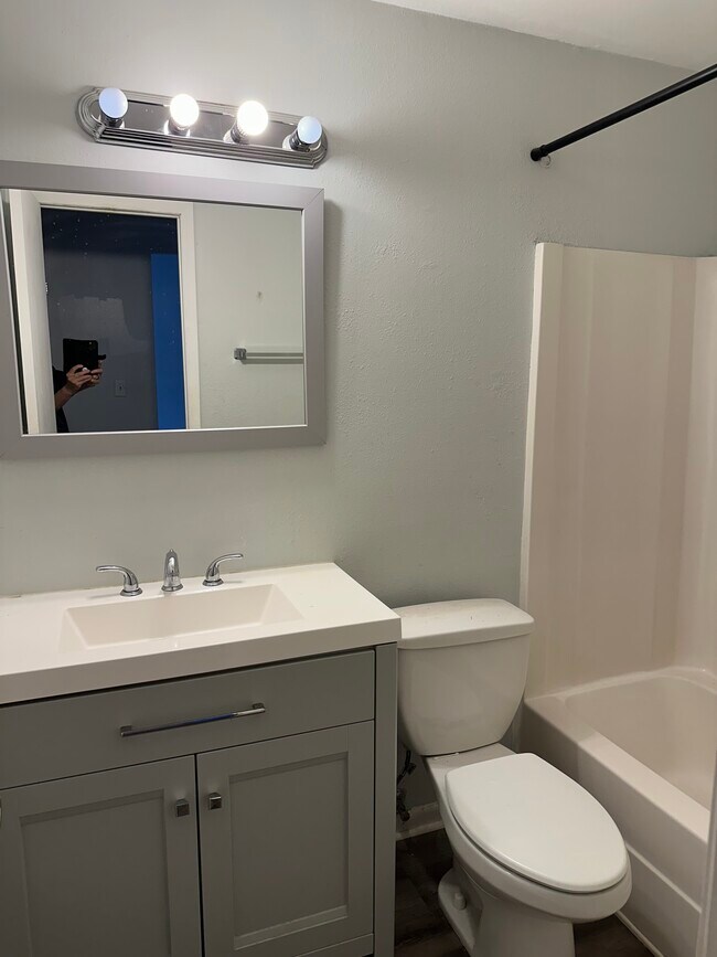 Baño - 1701 W Cherry St