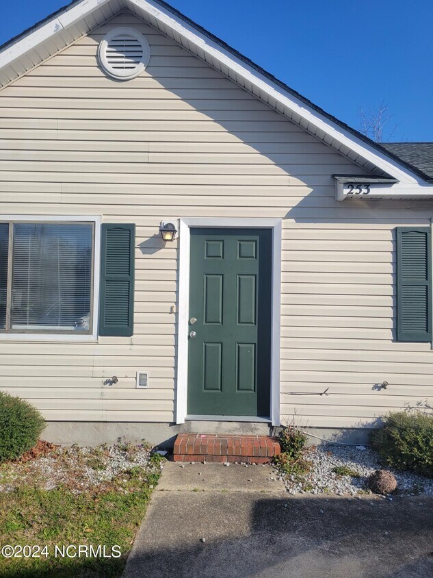 Primary Photo - 253 Easy St