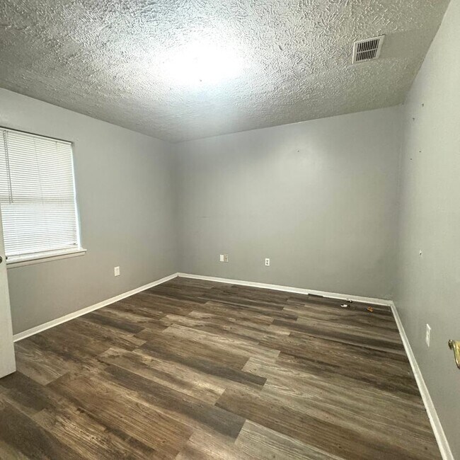 Foto del edificio - 487 N Bluff Rd