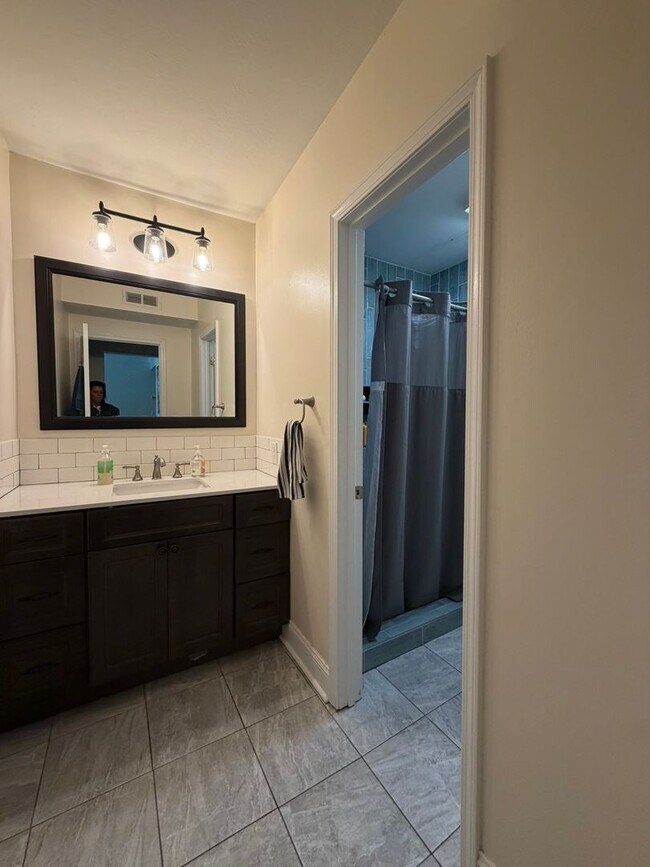 Foto del edificio - Beautifully Updated 3 bedroom/2 bath - 11th Place Condominiums Unit #2003 Available August 2026 $...