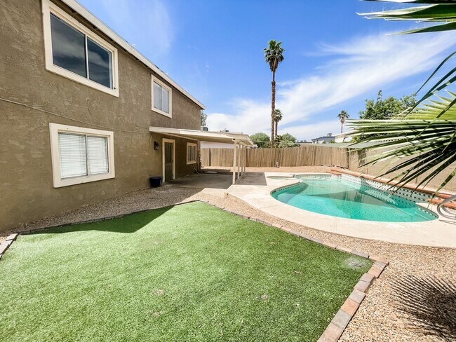 Foto del edificio - 5 bed/3 bath home in the heart of Spring Valley!