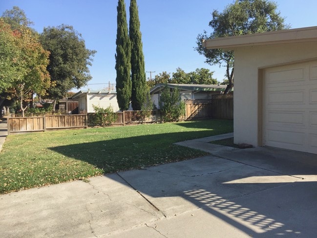 Building Photo - 856 Lakemuir Dr