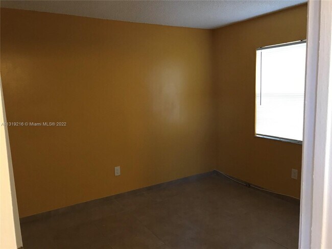 Foto del edificio - 842 NE 209th St