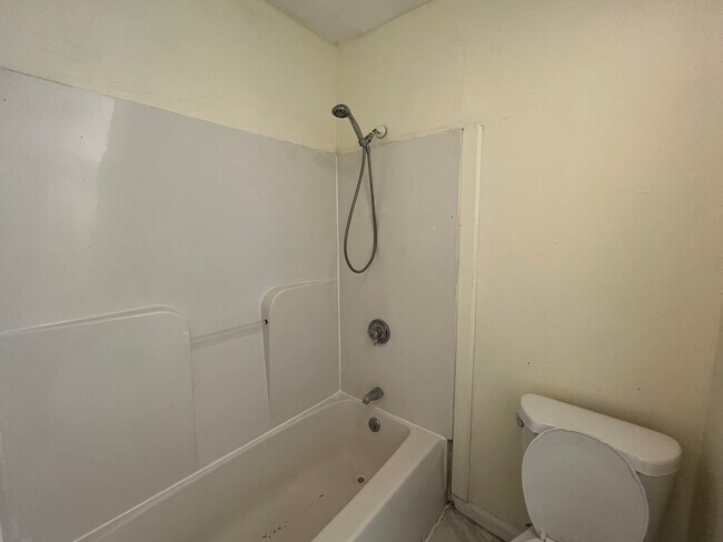 Foto del edificio - 99 Lounsbury Ave