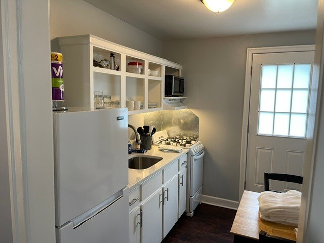 Este estudio cuenta con una cocina completa. - 3811 Gallatin Pike