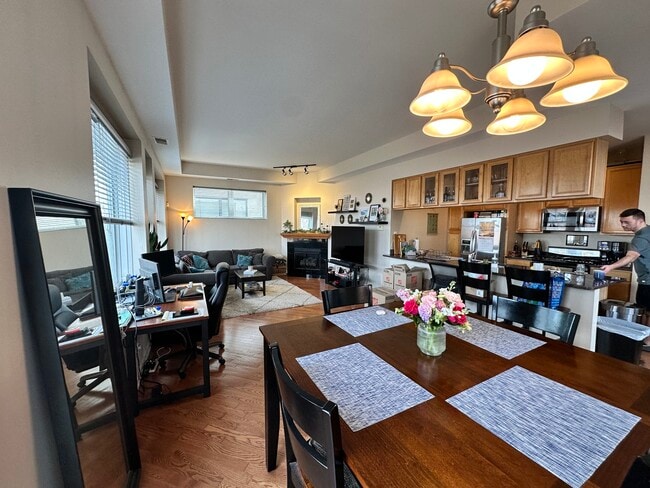 Building Photo - 2337 W Wolfram St