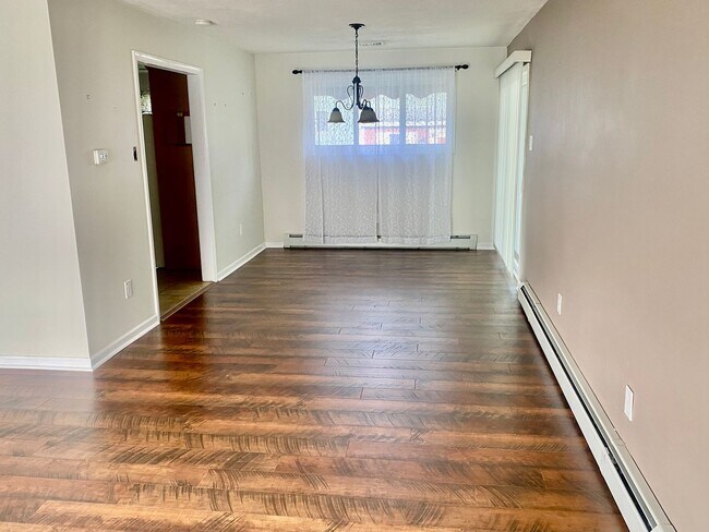 Foto del edificio - 3 Bedroom/2 Full Bath Ranch Near Air Produ...