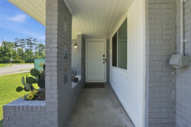 Foto del edificio - 6111 Waltway Dr
