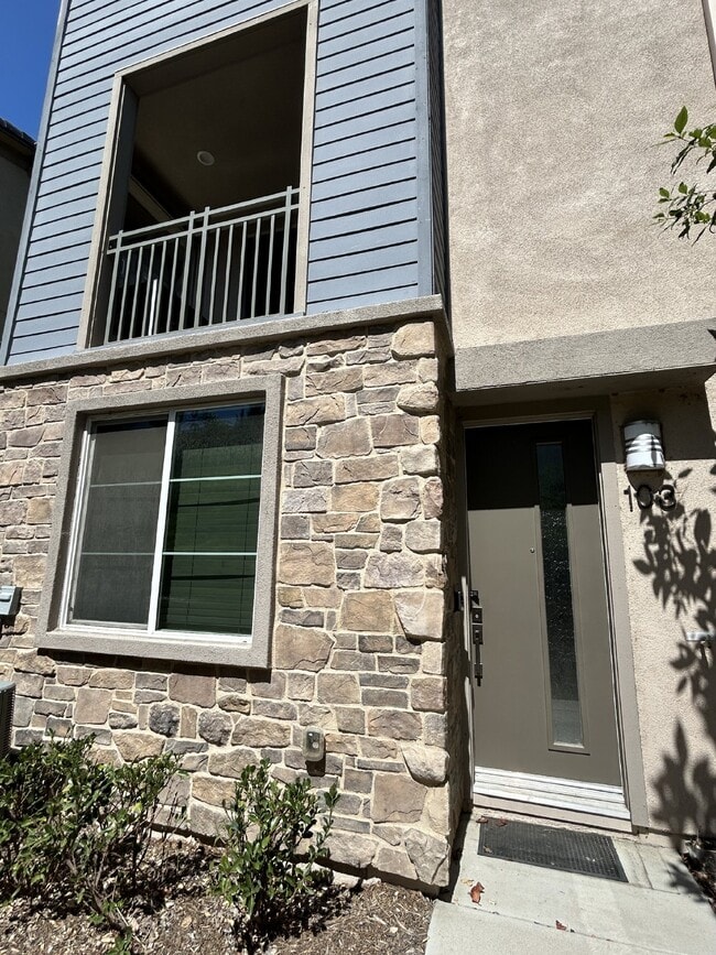 Building Photo - Gorgeous Townhome with Garage