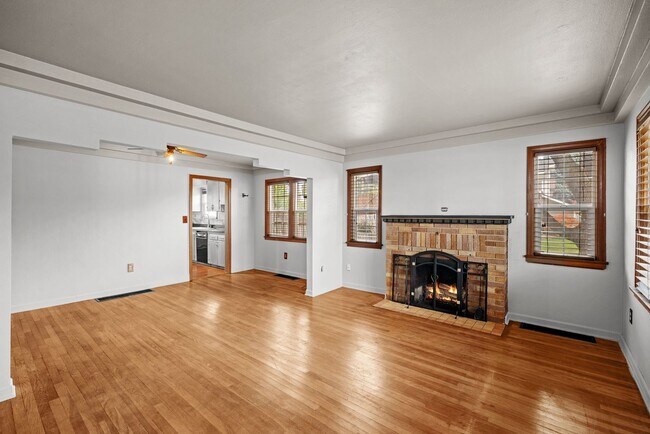 Foto del edificio - East Valley Home With Large Yard!