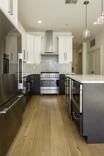 Building Photo - 946 Saratoga St