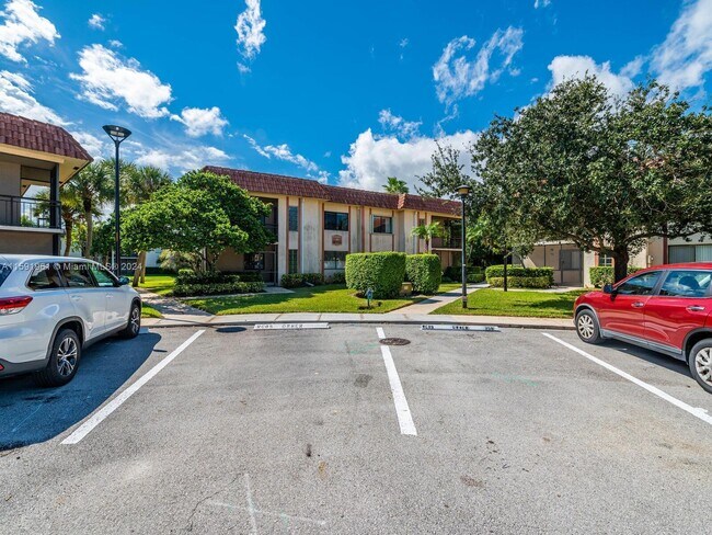 Building Photo - 389 Lakeview Dr