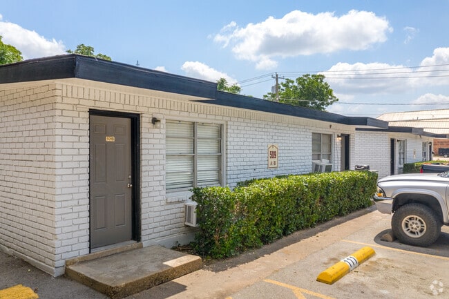 Building Photo - Oak Street Flats: Ranch Style Fully Remode...