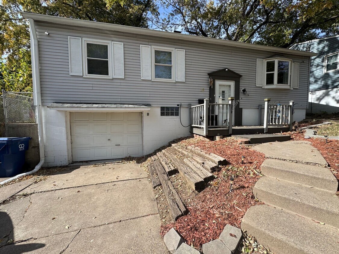 Foto principal - 3 Bedroom 2 Bath house in Bettendorf