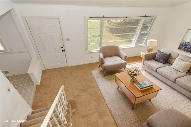 Foto del edificio - Welcome To Vintage Split-Level Living!
