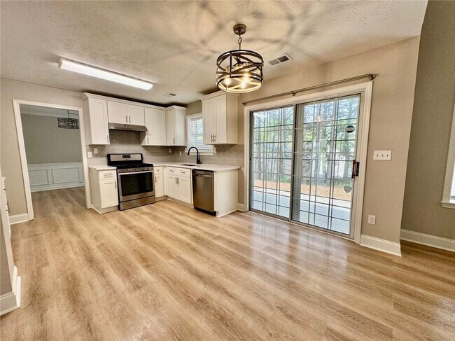 Building Photo - 3295 Northcliff Dr
