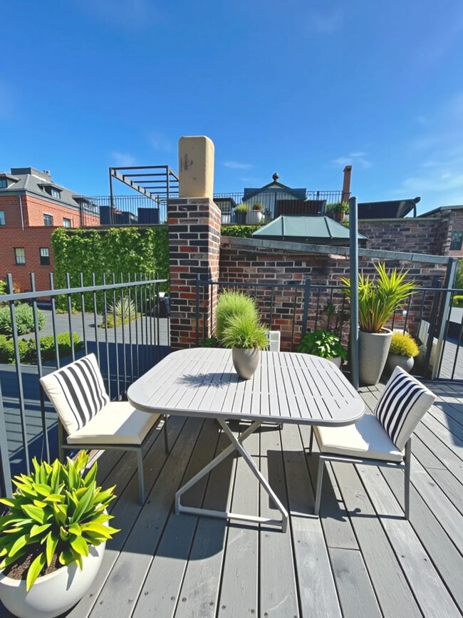 Building Photo - 8 Grove St