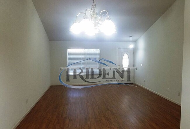 Building Photo - 3 bedroom, 2 bath Duplex/half-plex