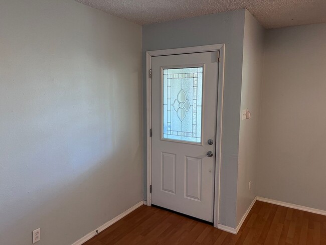 Building Photo - So Cute and right across from LCU. 3 bed 2...