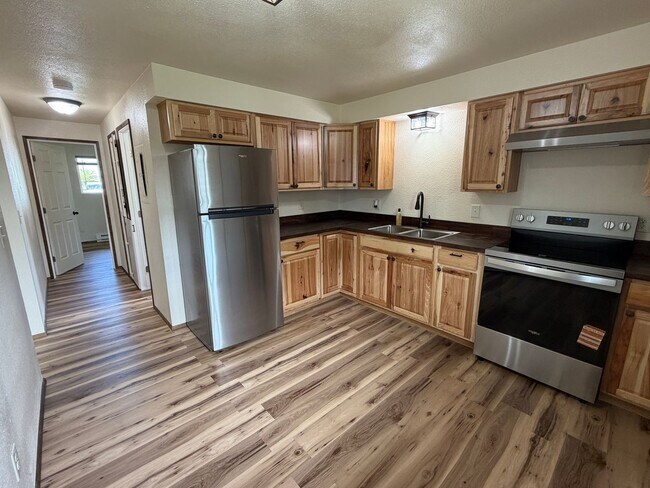 Building Photo - 2 Bedroom 1 Bath, 3 plex