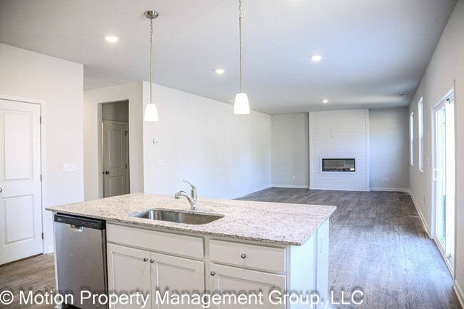 Photo - 19 Springwood Ln House