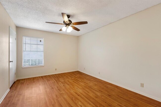 Building Photo - 910 Duncan Ln