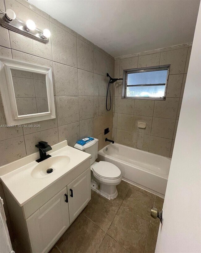 Foto del edificio - 120 NE 185th Terrace