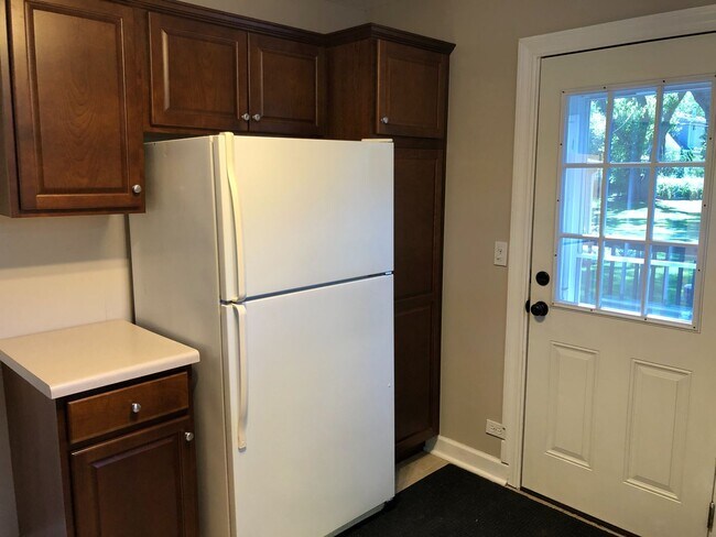 Foto del edificio - Well Maintained 3Bed/2Bath Single Family HUGE Backyard!