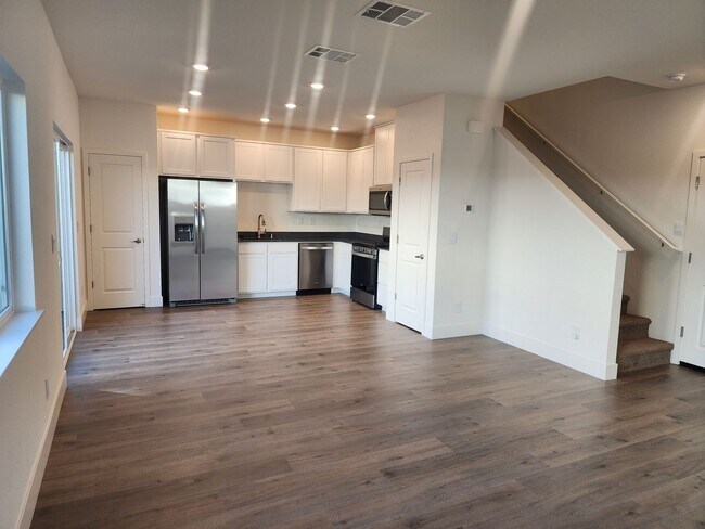 Building Photo - BRAND NEW 4 BEDROOM