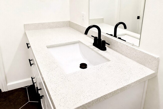 Foto del edificio - 2744 Briarhurst Dr
