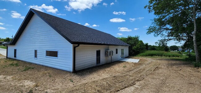 Building Photo - 504 Brian St