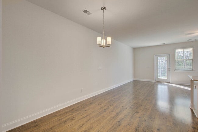 Foto del edificio - 7821 Montview Rd