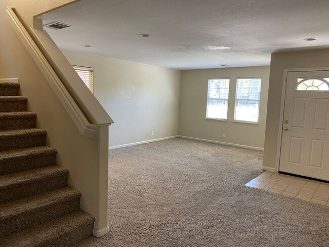 Building Photo - REDUCED!!  Close to High School Huge 4 bed...