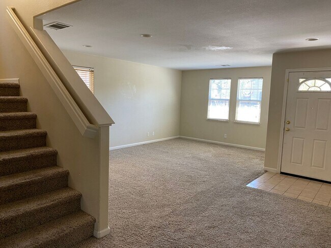 Foto del edificio - REDUCED!!  Close to High School Huge 4 bed...