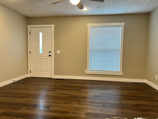 Building Photo - 300 Lone Oak Cir