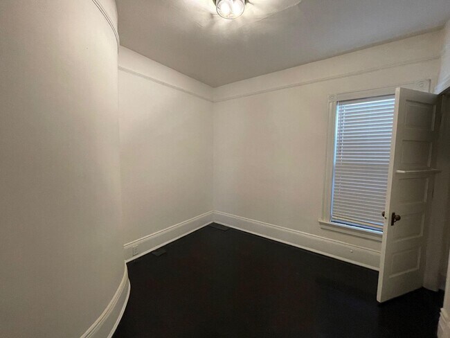 Foto del edificio - 2536 N Oakland Ave