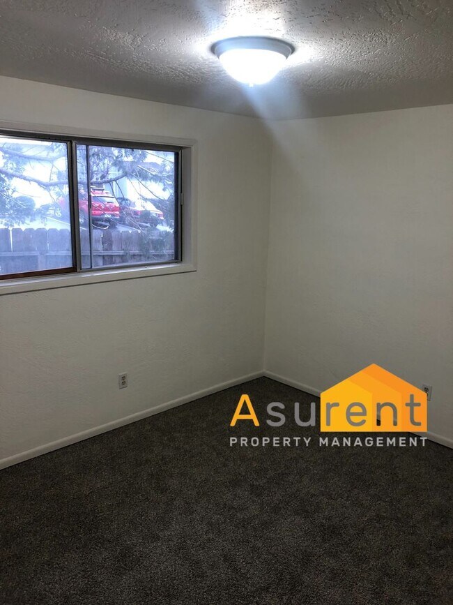 Building Photo - Ashland Duplex Cottage Available Now!